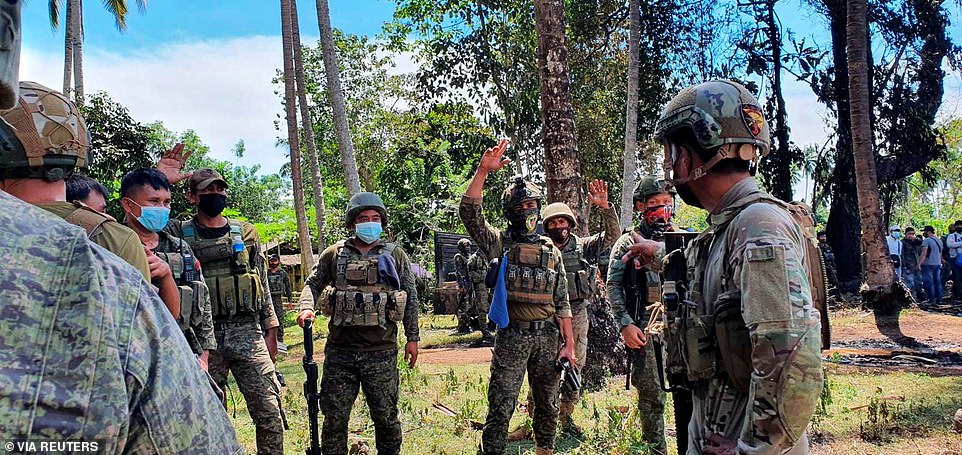 Binh sĩ Philippines có mặt tại hiện trường vụ rơi máy bay quân sự hôm 4/7. Ảnh: Reuters