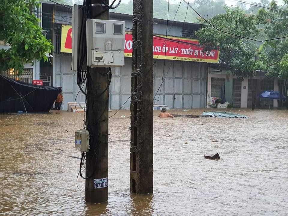 &nbsp; Trao đổi với PV, ông Lưu Minh Hải – Giám đốc Đài khí tượng thủy văn Lào Cai&nbsp;cho hay, một số nơi có mưa vừa, mưa to như: Xã Tả Củ Tỷ (Bắc Hà) 30,2mm; xã Nậm Chảy (Mường Khương) 30,6mm; phường Cốc Lếu (TP Lào Cai) 32mm, xã Quang Kim (Bát Xát) mưa to 54,6mm; thị trấn Bát Xát 66,6mm… Ảnh: Laocaionline.