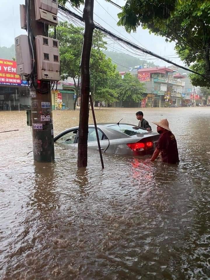 &nbsp; Đặc biệt, tại phường Nam Cường (TP Lào Cai) có mưa rất to, lượng mưa lên tới 117mm (tính từ 19 giờ ngày 4/7 đến 7 giờ ngày 5/7). Ảnh: Hồng Nhung.