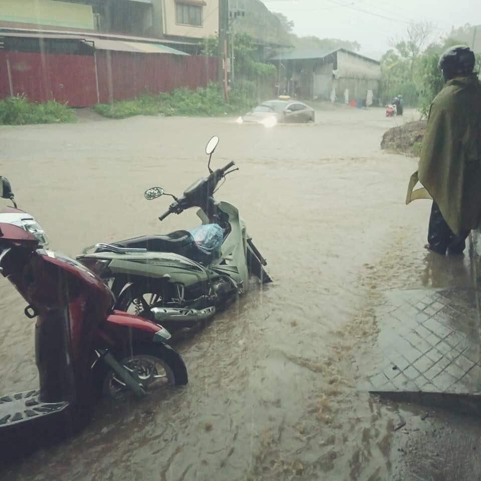 &nbsp; Do mưa quá to với thời gian ngắn, nước tiêu thoát không kịp nên dâng cao, tràn vào hàng chục hộ gia đình trong khu vực với độ sâu từ 15-35cm; cá biệt có nơi ngập sâu tới 50-80cm, có điểm trên 80cm, gây nhiều thiệt hại về tài sản của người dân.