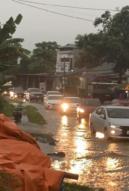 &nbsp; Mưa lớn vào giờ đi làm buổi sáng khiến một số tuyến đường bị ách tắc cục bộ. Ảnh: Thành Trung.