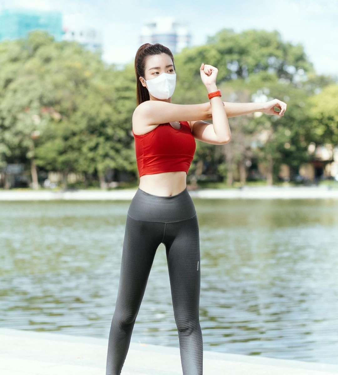 Người đẹp lựa chọn legging kết hợp với áo sát nách dáng croptop.