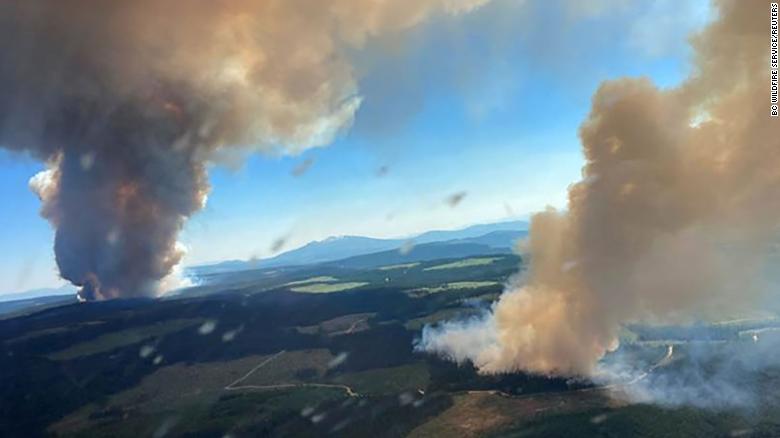 Khói bốc lên từ đám cháy ở hồ Long Loch và Derrickson,&nbsp;miền Trung Okanagan,&nbsp;Canada ngày 30.6.