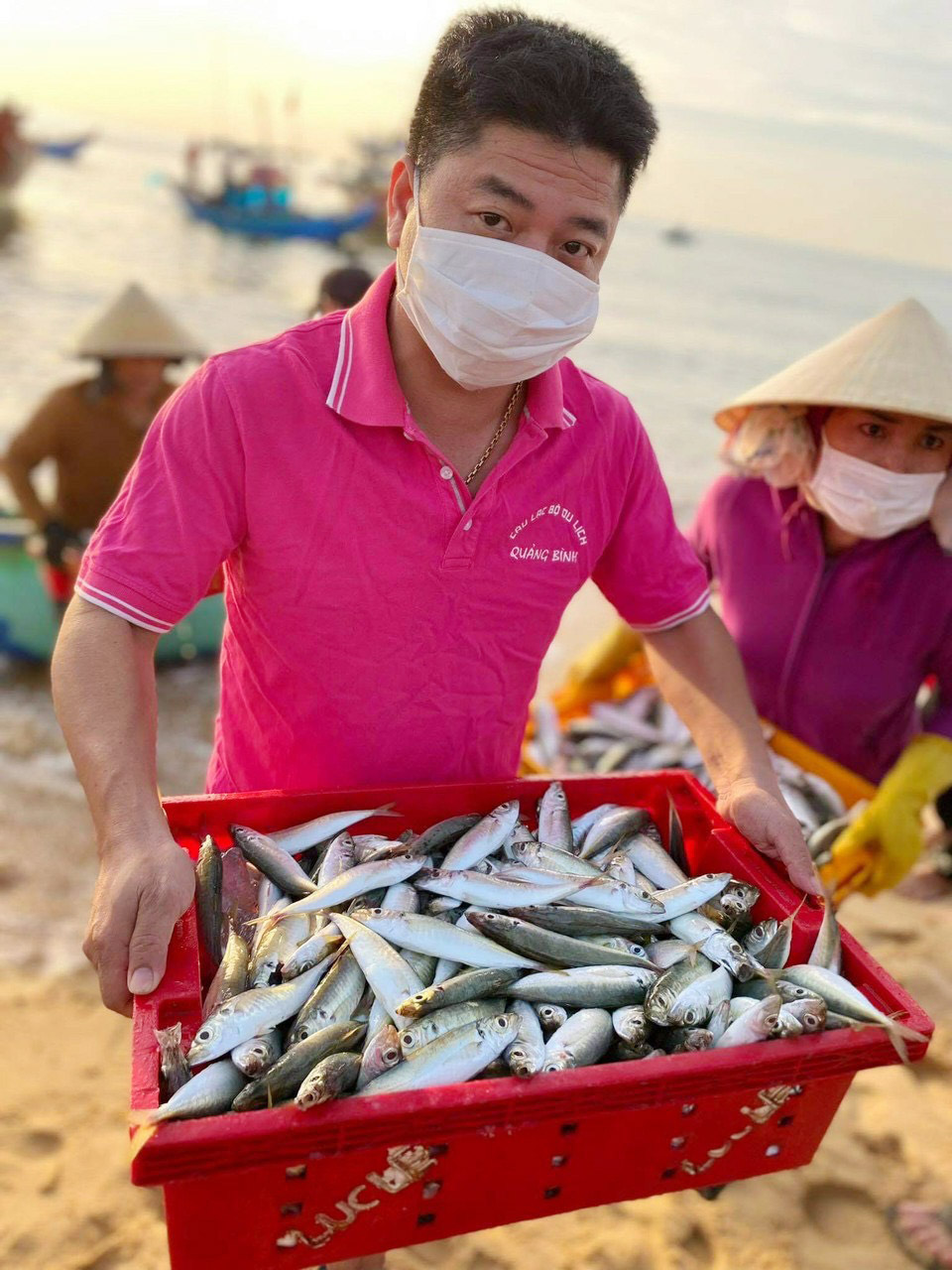 Các thành viên của câu lạc bộ du lịch Quảng Bình thu mua cá tươi vừa được các ngư dân chuyển lên bờ sau một đêm đi đánh bắt.