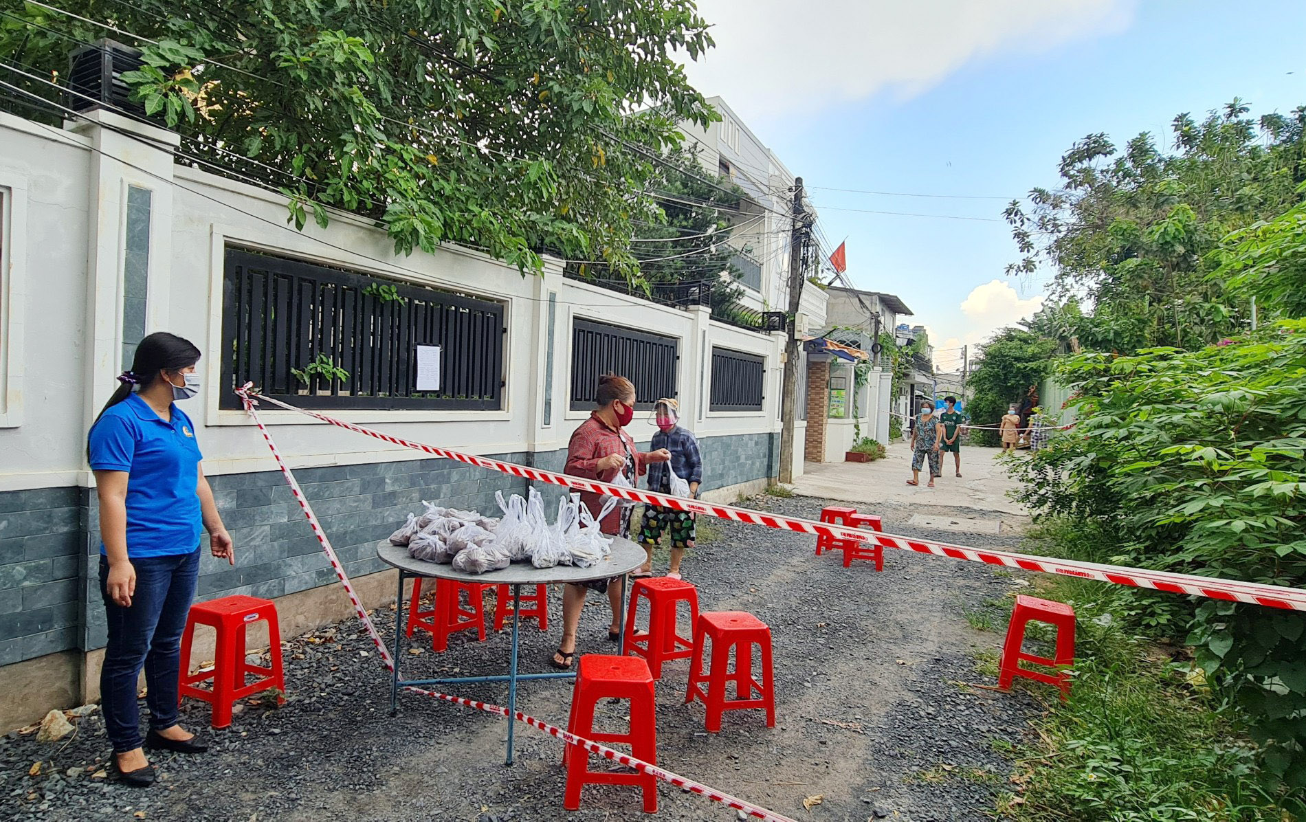 Là 1 trong những đơn vị nhận cá tươi từ người dân Quảng Bình, đại diện Liên đoàn lao động quận 12 cho biết: “Số lượng cá nhận được sẽ chuyển đến các bếp ăn để hỗ trợ cho các lực lượng giữ tại các chốt phong tỏa, khu cách ly, chuyển cho các đối tượng là người già neo đơn khó khăn không có thu nhập, một số gia đình bị ảnh hưởng trong các khu cách ly, phong tỏa”.