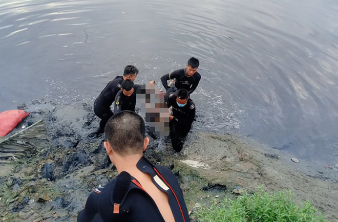 Cảnh sát PCCC và cứu nạn, cứu hộ đưa thi thể nạn nhân lên bờ