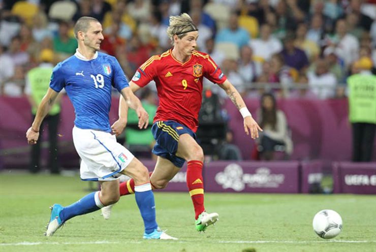 Bonucci và Fernando Torres trong trận chung kết&nbsp;EURO 2012