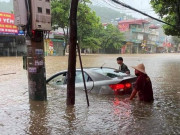 Tin tức trong ngày - Lào Cai: Phố ngập như sông, ô tô nổi bồng bềnh trong “biển nước”