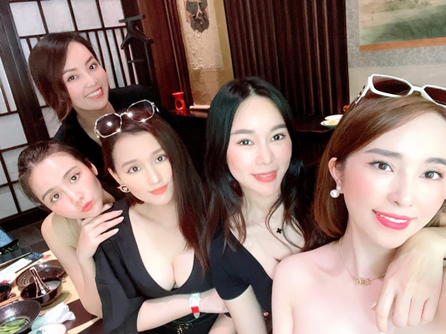 Trong hội bạn thân khi cùng chụp hình bên bàn ăn, không chỉ Quỳnh Nga mà Lã Thanh Huyền cũng gây chú ý với thời trang quyến rũ.
