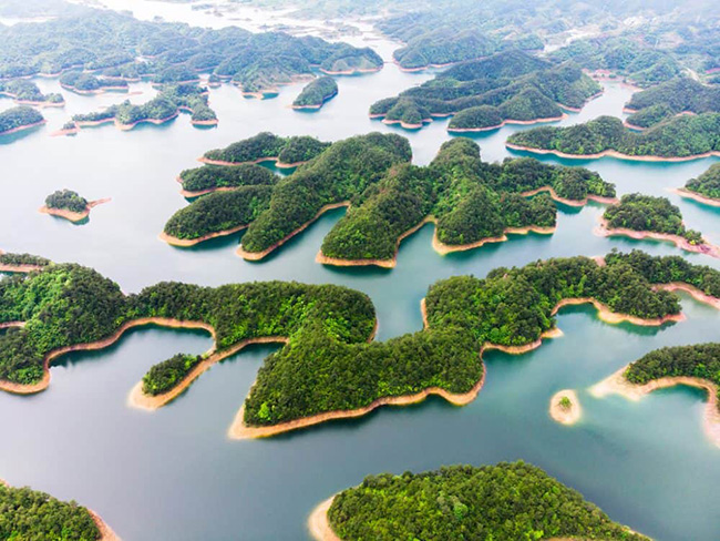 Hồ Thiên Đảo:&nbsp;Là một hồ nước&nbsp;nhân tạo rải rác với nhiều hòn đảo nhỏ, hồ Thiên Đảo nổi bật với làn nước trong như pha lê và phong cảnh đẹp như tranh vẽ.
