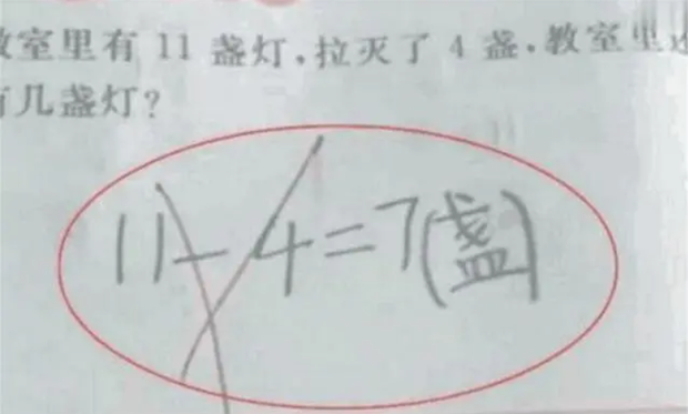 Người mẹ khó hiểu khi con trai viết "11-4=7" vẫn bị gạch sai.