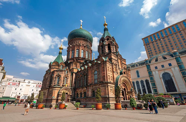 Nhà thờ Saint Sophia: Được xây dựng vào năm 1907, đây là nhà thờ Chính thống giáo lớn nhất ở Đông và Đông Nam Á. Vẻ đẹp nổi bật nhất của nó chính là các đỉnh mái vòm màu xanh lá cây và các cây thánh giá màu vàng lấp lánh.
