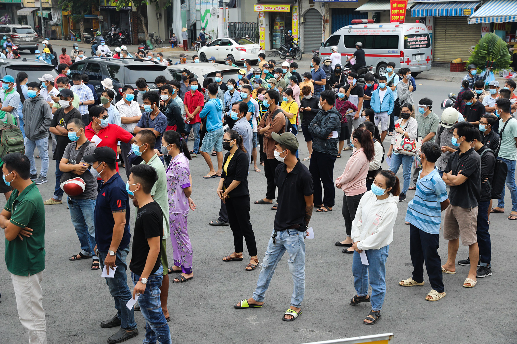 Sáng 6/7, tại Bệnh viện Quân y 175, hàng trăm người xếp thành nhiều hàng trước cổng bệnh viện để đăng ký test nhanh COVID-19.