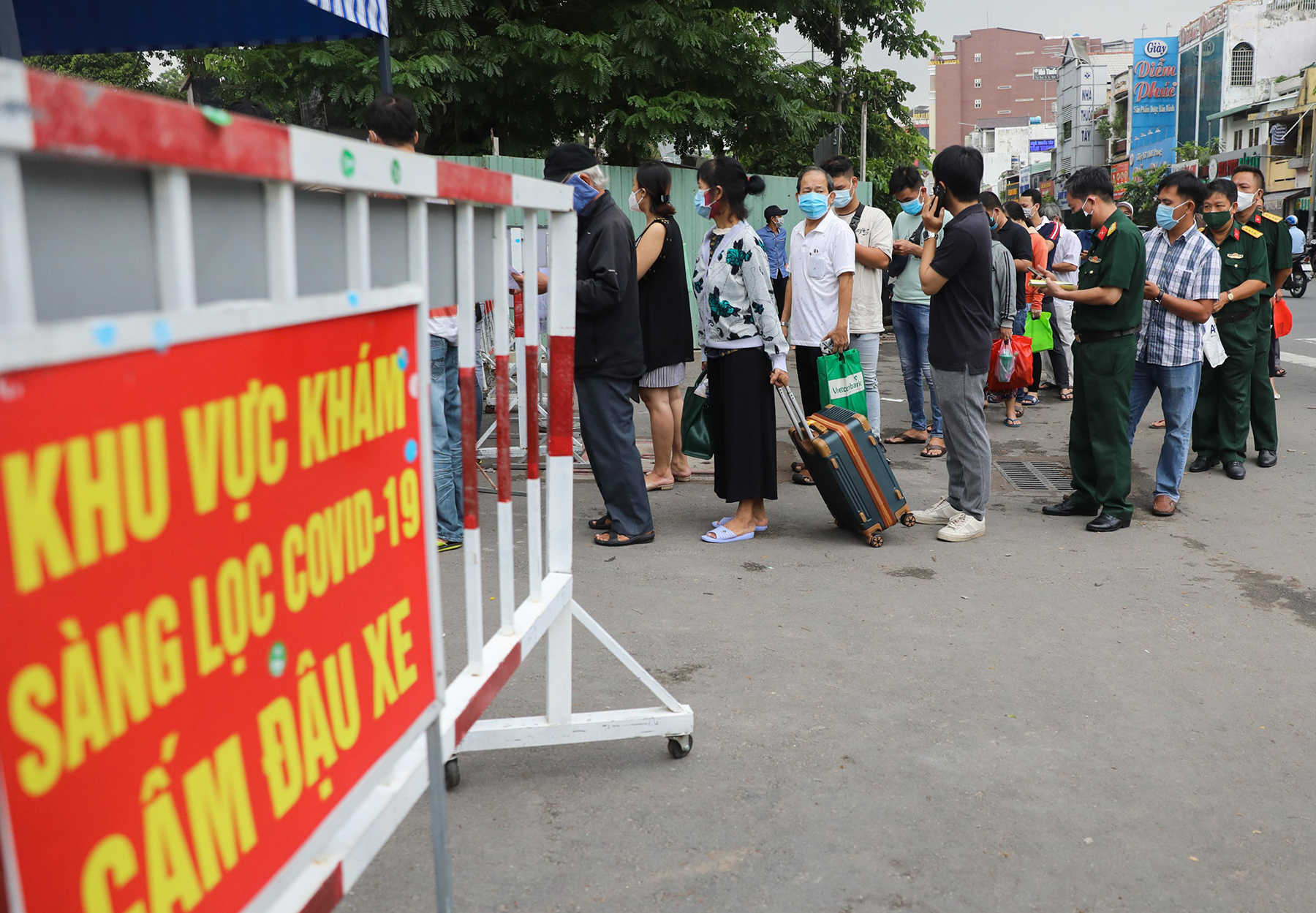 Một số người mang theo hành lý, vật dụng cá nhân để di chuyển tới các địa phương khác ngay sau khi có giấy kết quả âm tính với SARS-CoV-2.