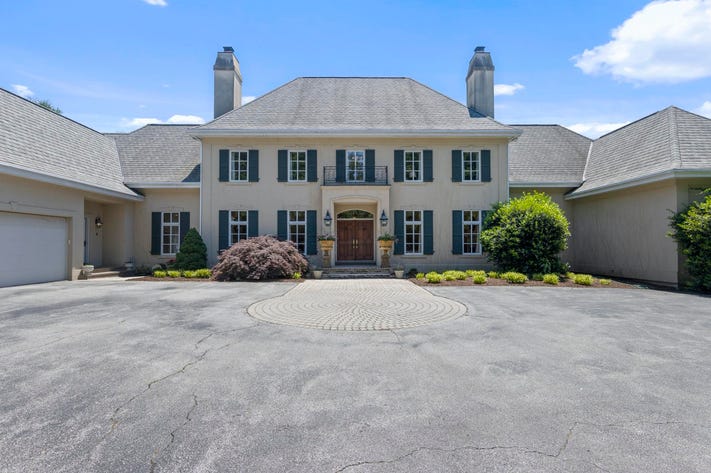 Một ngôi nhà nằm trước dinh thự của Tổng thống Joe Biden ở Wilmington, Delaware đang được rao bán với giá 2,39 triệu USD.