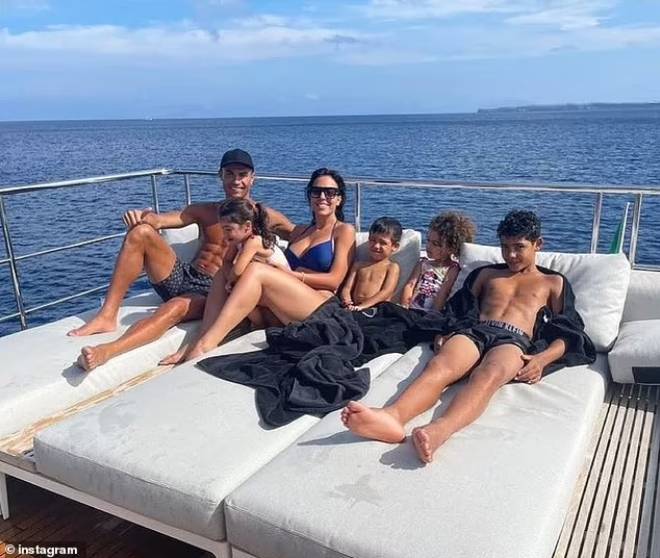 Ronaldo tận hưởng kì nghỉ cùng gia đình sau EURO