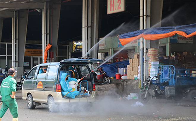 Lực lượng Hóa học Quân khu 7 phun khử khuẩn toàn bộ các nhà lồng chợ, lối đi, sân bãi tại Chợ đầu mối Bình Điền sáng 27/06