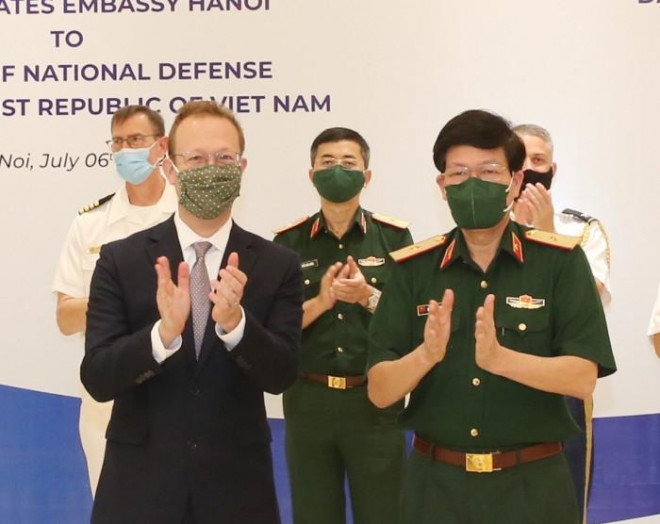 Đại biện lâm thời Christopher Klein và Thiếu tướng Nguyễn Xuân Kiên, Cục trưởng Cục Quân y - Bộ Quốc phòng Việt Nam tại buổi lễ trao tặng.