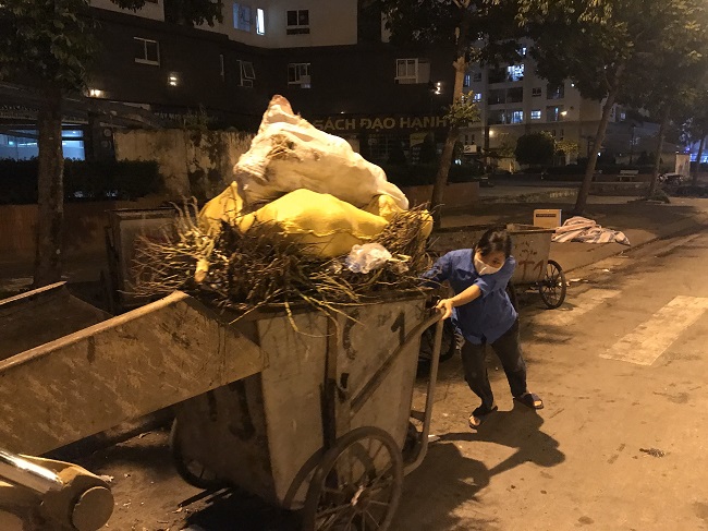 Bỏ công việc văn phòng, chị Phương chọn công việc dọn rác để có thêm thu nhập và chăm sóc cho con cái.