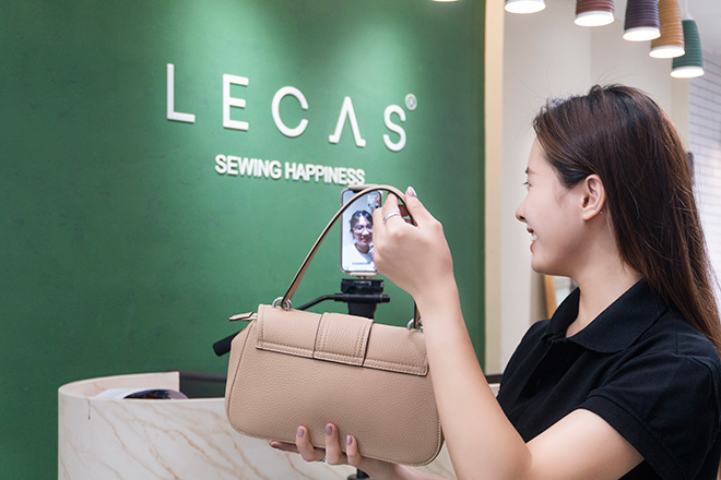 LECAS - Tư vấn viên của LECAS đang tư vấn online 1-1 cho khách hàng về chất liệu, công năng sản phẩm