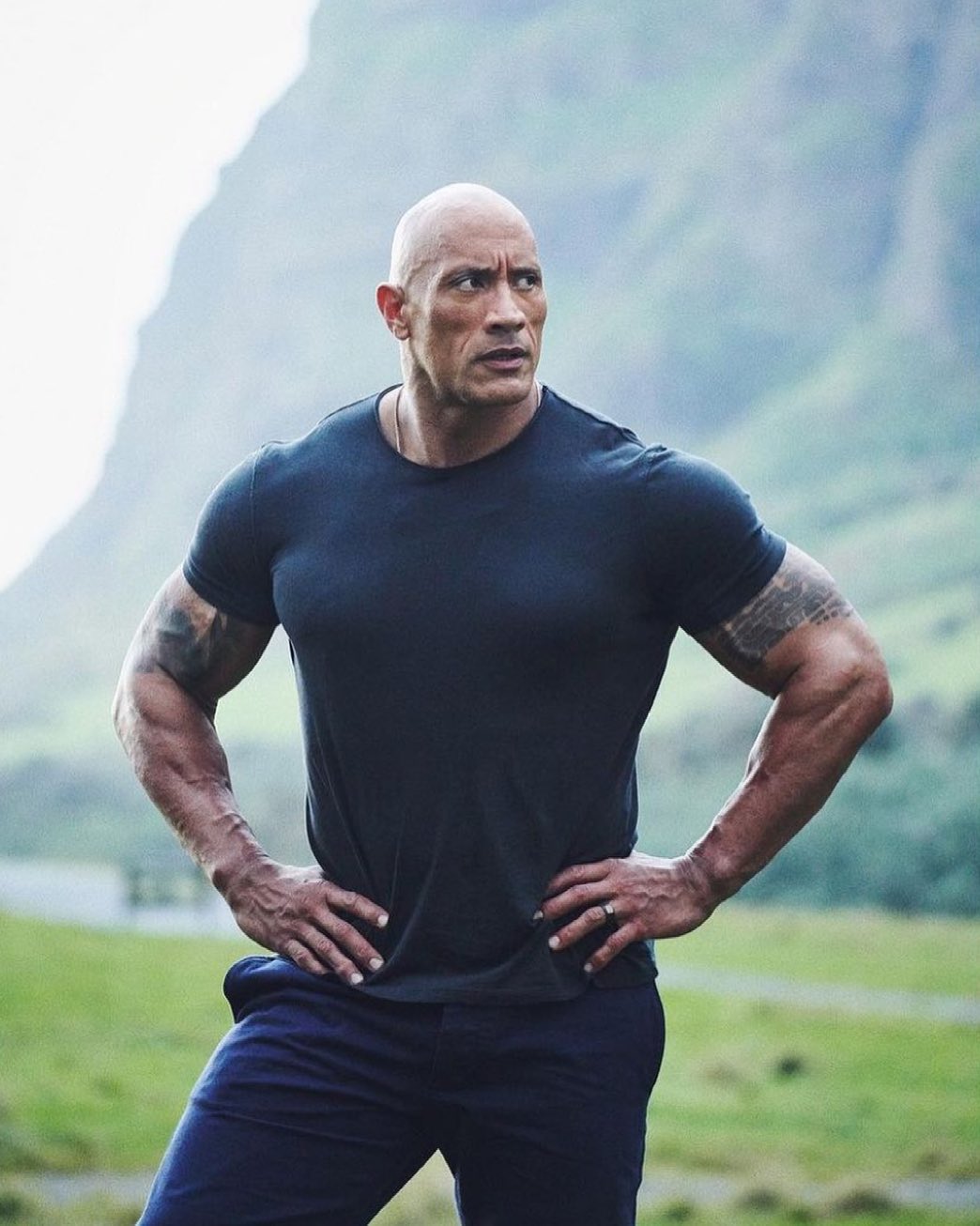 Mặc dù đã ở tuổi U50 nhưng The Rock vẫn duy trì được thân hình chắc như đá tảng.