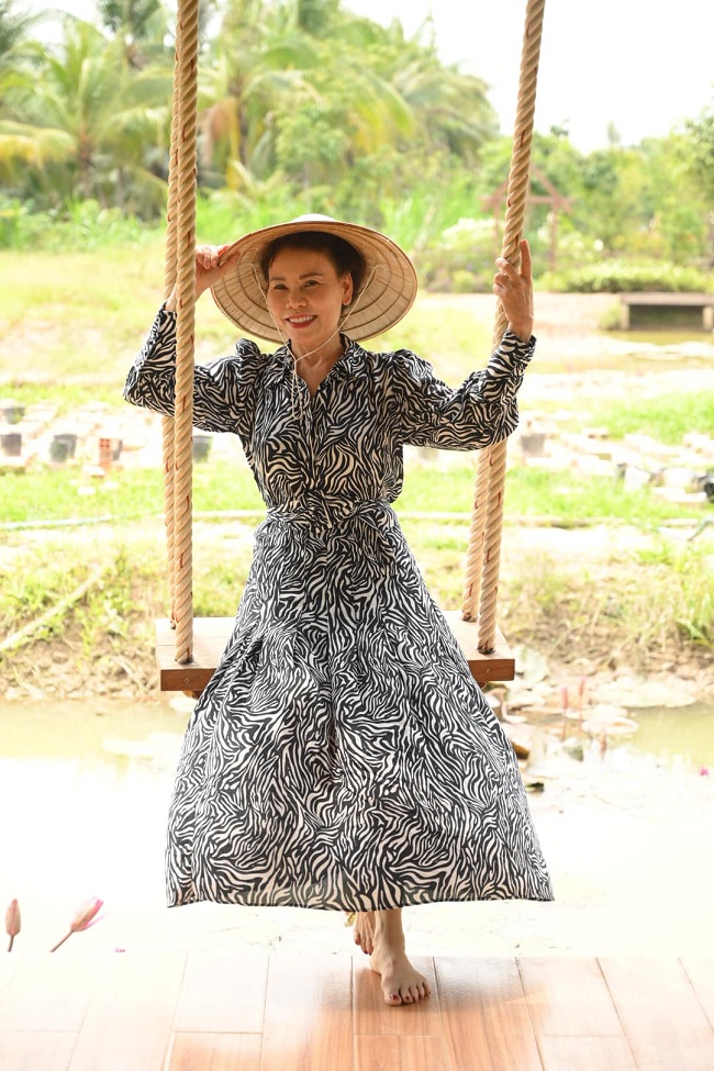 Thiết kế váy midi cổ điển đậm phong cách quý cô Pháp thanh lịch không làm khó được cô Ngọc Hương.
