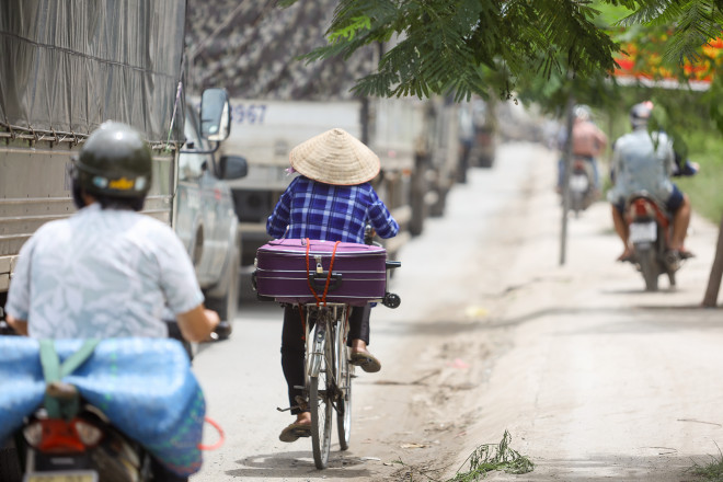 Ghi nhận đến trưa cùng ngày, tại chốt kiểm dịch huyện Đức Hòa, tỉnh Long An, giáp huyện Bình Chính, TP.HCM, người dân, xe vận tải liên tục đổ về đây để di chuyển về địa phương và các tỉnh lân cận.