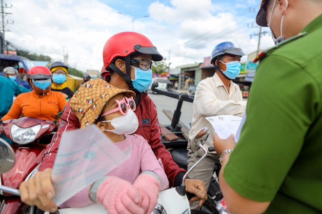 Anh Dương Văn Hùng chở theo con gái đi từ TP.HCM về An Giang, khi đi qua chốt, anh đã trình giấy xét nghiệm âm tính cho lực lượng chức năng. "Biết được chốt kiểm dịch này yêu cầu giấy nên gia đình tôi đã chuẩn bị trước để được thông hành" - Anh Hùng cho biết.&nbsp;