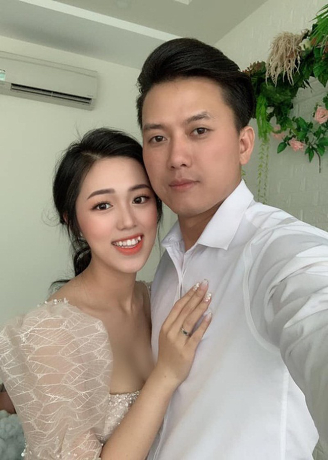 Bà xã của Quách Ngọc Tuyên sau khi sinh con đầu lòng với ông xã mới quyết định đi thi tốt nghiệp. Sau khi con gái chào đời một thời gian, cặp đôi mới chụp hình đám cưới.
