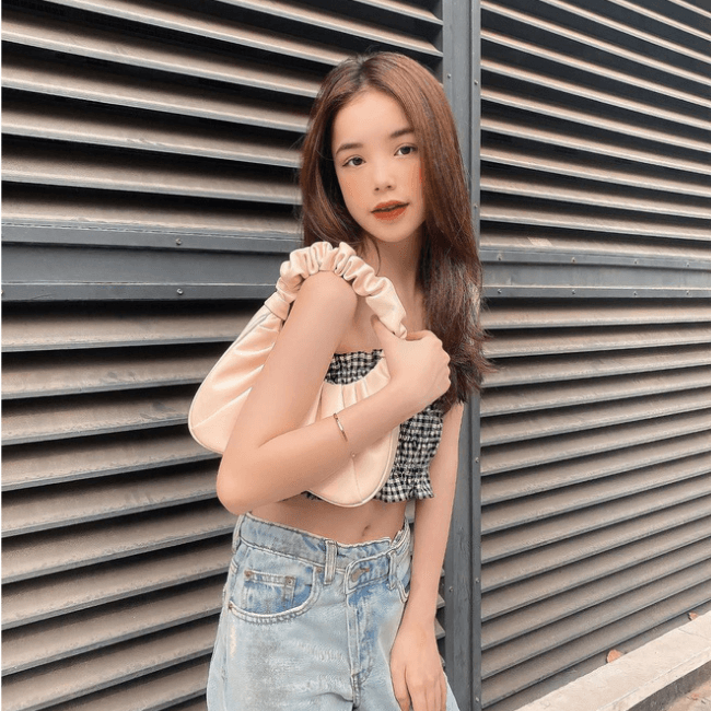 Meo Xinh

Một trong những hotgirl thế hệ GenZ, không ai không thể nhắc đến Lê Gia Linh. Cô nàng được gọi với biệt danh đáng yêu là Meo Xinh sinh năm 2006 và gây sốt cộng đồng mạng từ khi học tiểu học. Với "đường đua" bikini mới đây, cô nàng đốn tim bao người với diện mạo xinh đẹp, làn da trắng nõn, thần thái sang chảnh và cuốn hút nữa.
