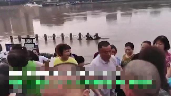 Anh Lưu bị đám đông vây chặt để nói lời cảm ơn và khích lệ tinh thần sau khi xả thân cứu đứa trẻ đuối nước.
