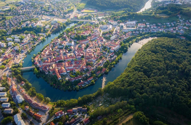 Novo Mesto, Slovenia: Khung cảnh rất ấn tượng này được chụp ở thị trấn Novo Mesto, gần biên giới Croatia. Có thể dễ dàng nhìn thấy cảnh quan xanh mát, dòng sông uốn lượn và cộng đồng dân cư sầm uất từ trên cao. 
