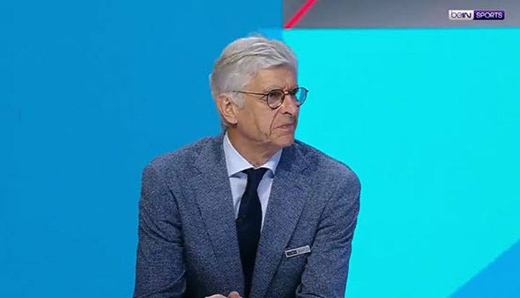 HLV Wenger cho rằng nếu tình huống không rõ ràng thì không nên thổi, và chất vấn vì sao trọng tài chính không xem quay chậm của tổ VAR cung cấp