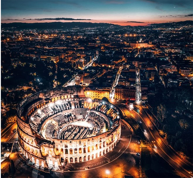 Thành Rome: Đấu trường La Mã là một kỳ quan của kiến trúc và tái hiện lại một cái nhìn tuyệt vời về lịch sử trong khung cảnh lộng lẫy về đêm. 
