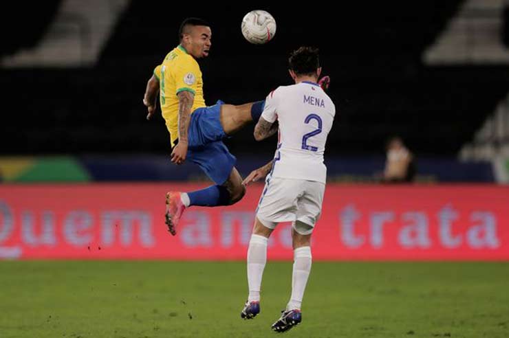 Cú kung-fu của Jesus vào mặt Mena khiến tiền đạo của ĐT Brazil lỡ hẹn chung kết Copa America đấu ĐT Argentina