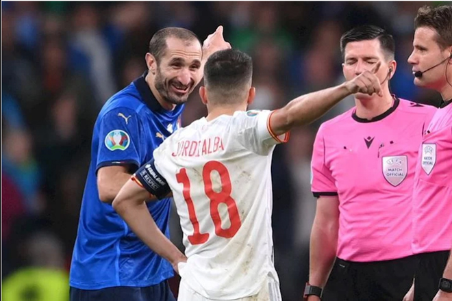 Clip độc: Chiellini &#34;chơi chiêu&#34; hạ TBN, 2 trái bóng làm dậy sóng bán kết EURO 2020 - 2