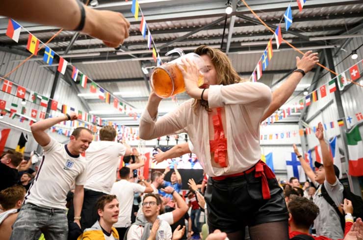 Kinh ngạc fan cuồng ĐT Anh ăn mừng: 4,5 triệu lít bia rượu hết nhẵn, làm trò liều mạng - 1