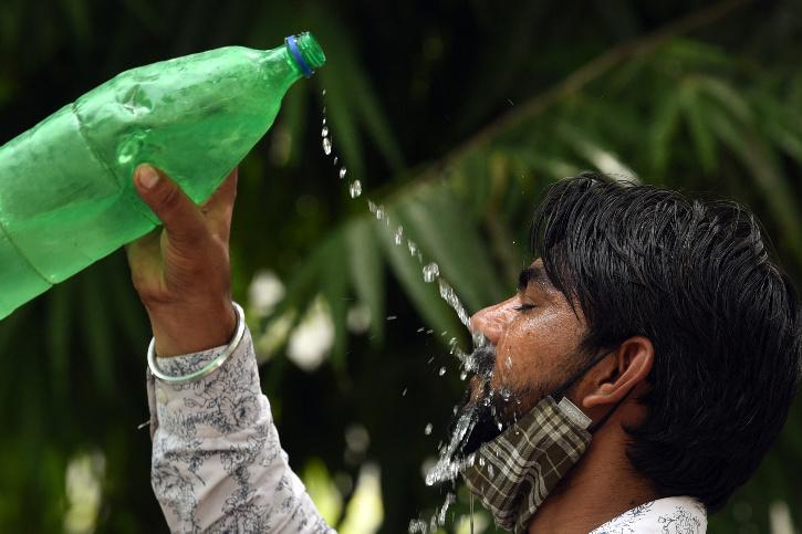 Người dân nhiều nước khổ sở vì nắng nóng (ảnh: India Times)