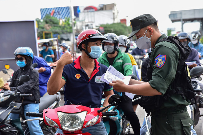 Lực lực lượng chức năng tỉnh Đồng Nai huy động hàng chục người kiểm tra giấy xét nghiệm COVID-19 cho người dân trước khi vào địa phương này.