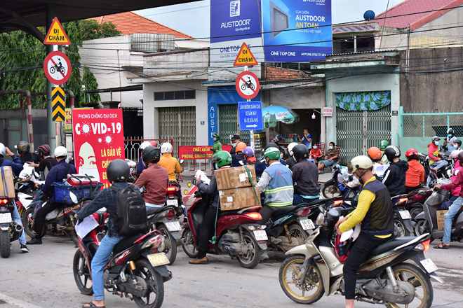 Nhiều thời điểm, các làn thu phí dùng để kiểm tra giấy tờ có khá nhiều người cầm sẵn giấy chờ qua chốt để tiếp tục khai báo y tế.