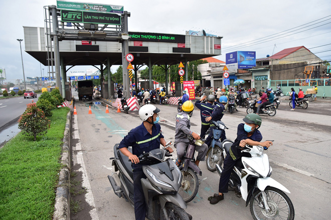 Nhóm công nhân ngụ Đồng Nai làm việc tại TP.HCM này cho biết hôm nay họ tính về Đồng Nai xét nghiệm COVID-19 lấy giấy xác nhận để đi lại luôn nhưng không được qua chốt nên phải quay xe trở lại.