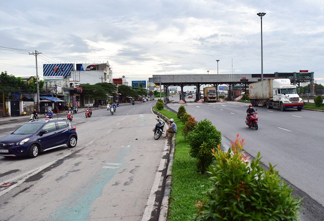 Nhiều người chạy xe máy khi thấy chốt kiểm soát liền chạy vào làn ô tô.