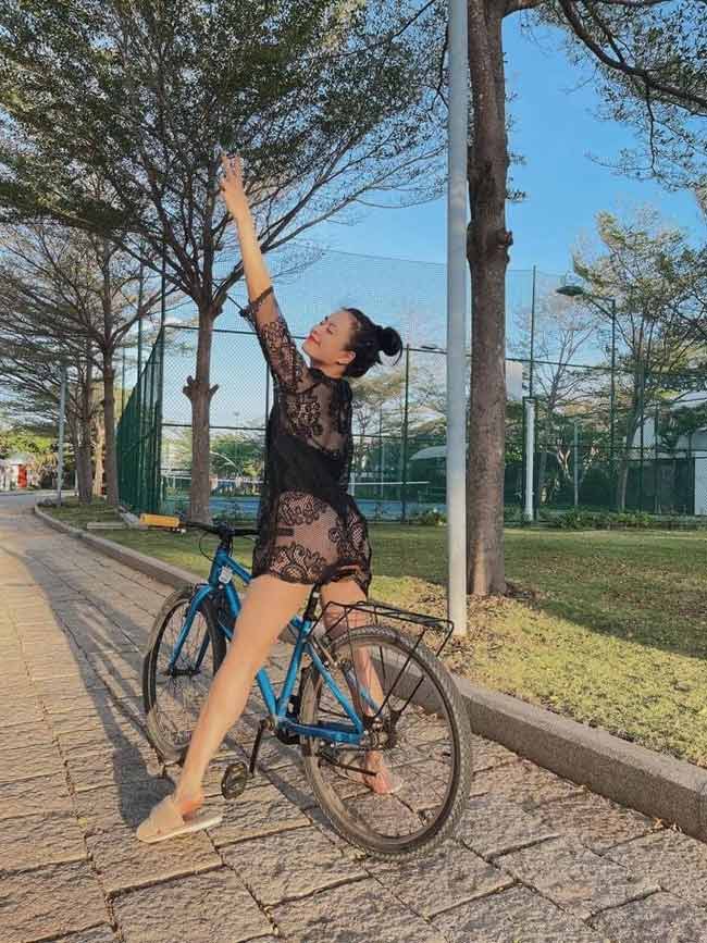 Hoàng Thùy Linh cũng tranh thủ đạp xe khi đang diện bikini.

