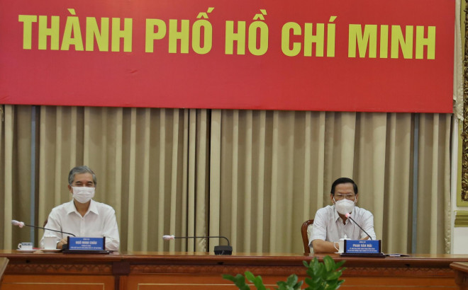 Phó Bí thư Thường trực Thành ủy TP HCM Phan Văn Mãi (phải) và Phó Chủ tịch UBND TP HCM Ngô Minh Châu chủ trì cuộc họp.&nbsp;&nbsp;Ảnh: Trung tâm Báo chí TP HCM