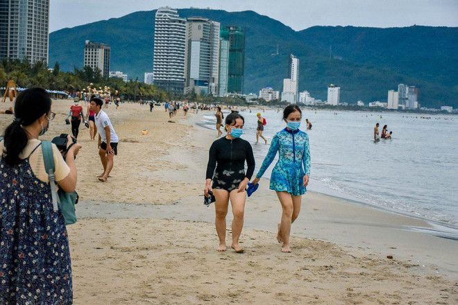Đà Nẵng cho phép tắm biển trở lại từ ngày 10-7