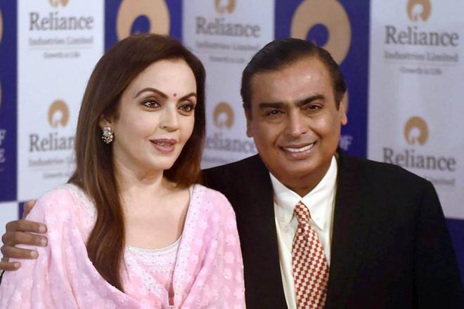 Tỷ phú Ấn Độ Mukesh Ambani và vợ lên chức ông bà nội.&nbsp;