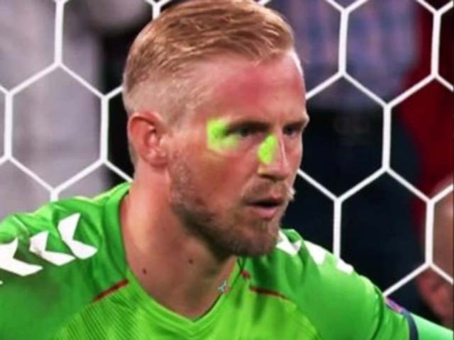 Schmeichel bị chiếu laser vào mặt