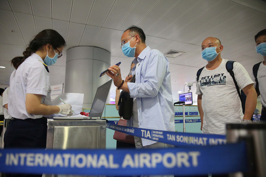 Kiểm dịch y tế tại ga quốc nội sân bay Tân Sơn Nhất - Ảnh: NLĐO