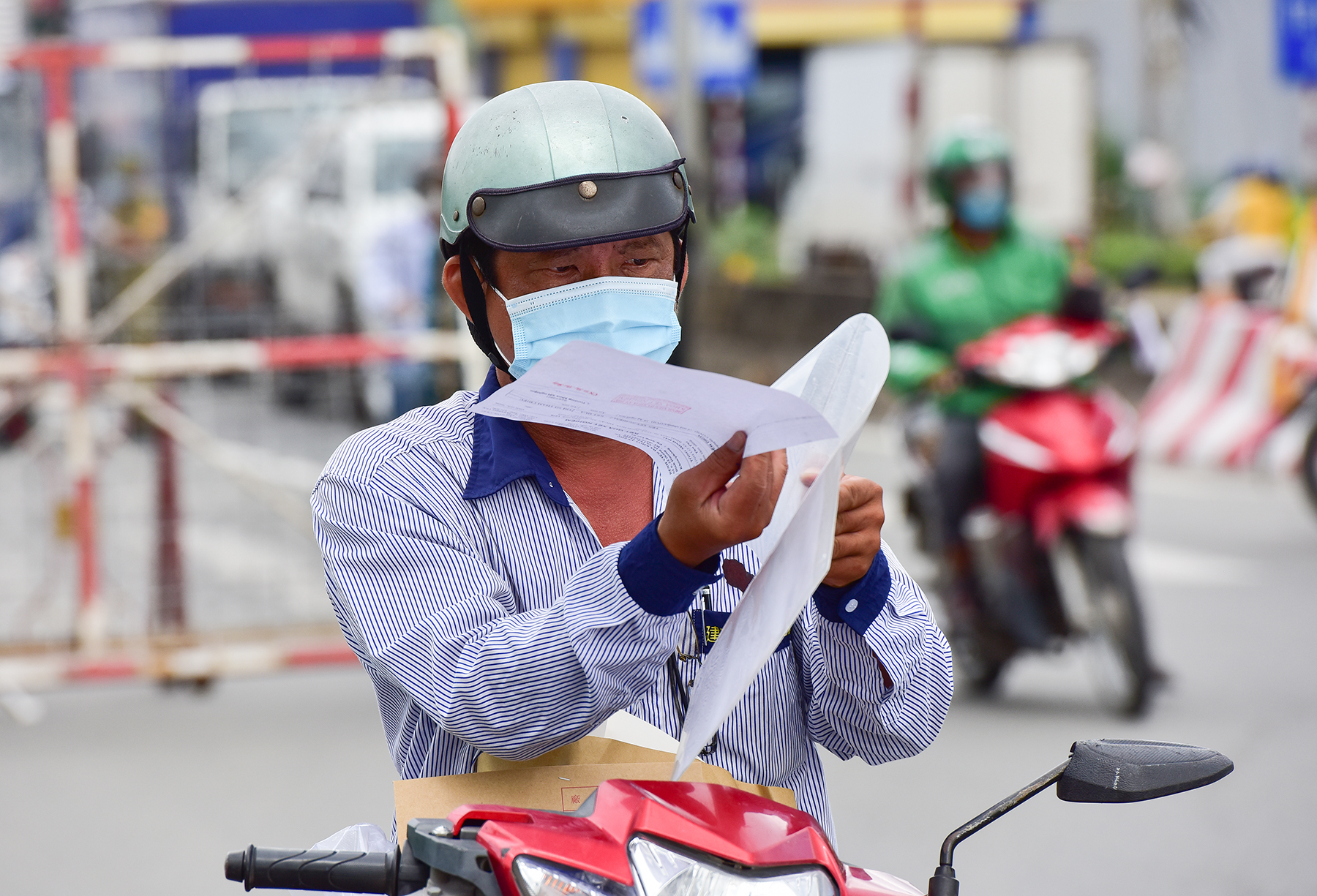 Ông Tống Văn Hải, ngụ phường Linh Trung, TP Thủ Đức cho biết do công việc thường xuyên phải đi Đồng Nai nên ông đã chuẩn bị giấy xét nghiệm từ 3 ngày trước, vì vậy việc qua chốt rất dễ dàng.