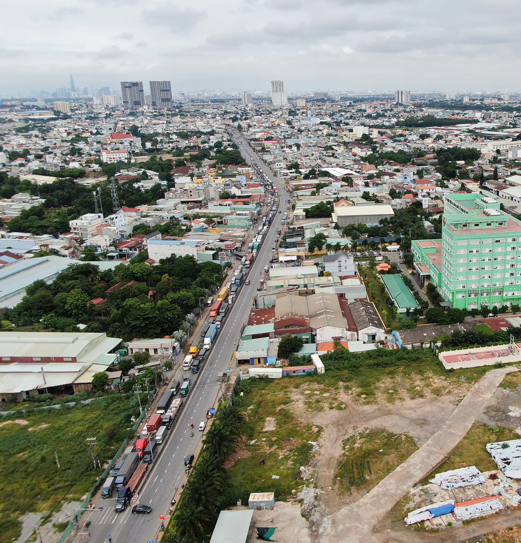 Quốc lộ 1K là tuyến đường huyết mạch kết nối 3 tỉnh thành TP.HCM, Bình Dương, Đồng Nai cùng nhiều khu công nghiệp nên lượng xe cộ, người lao động lưu thông qua đây đông đúc, nhất là vào giờ cao điểm.